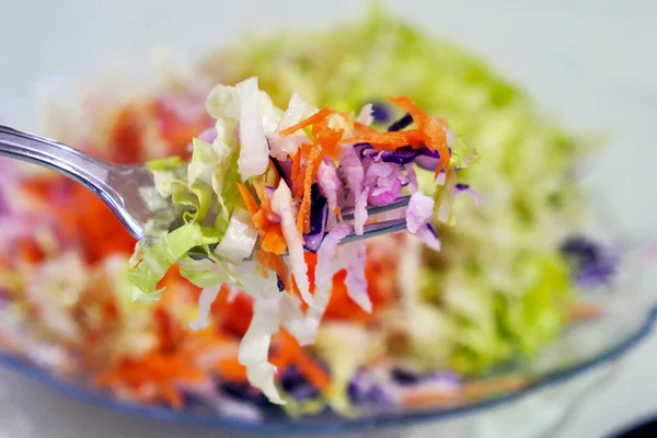 Diety Salátem Hubnutí Při Jídle Salátu Salát Zblízka — Stock fotografie