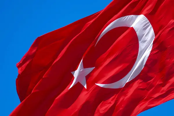 Hindi Cumhuriyeti bayrağı, Türk bayrağı dalgalanan rüzgar, mavi gökyüzü ve hindi cumhuriyetinin bayrağı.,