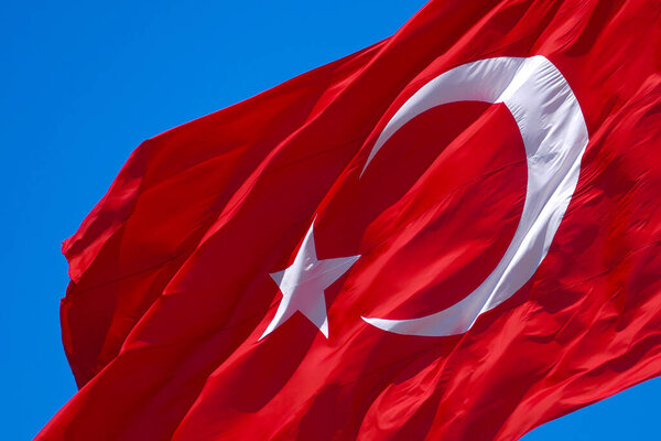 Hindi Cumhuriyeti Bayrağı Türk Bayrağı Dalgalanan Rüzgar Mavi Gökyüzü Hindi — Stok fotoğraf