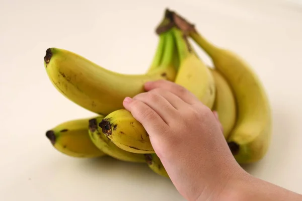 Uma Criança Tocando Uma Banana Uma Criança Estendendo Mão Para — Fotografia de Stock