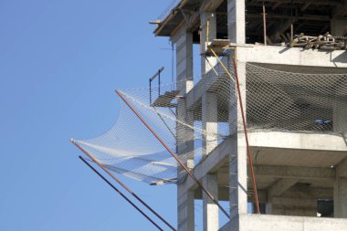 Güvenlik ağı olan bir bina.,