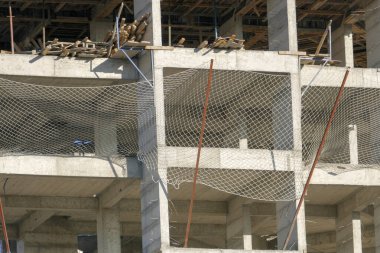 Güvenlik ağı olan bir bina.,