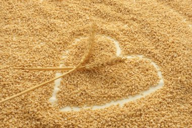 Kalp şekli yumurta hamurlu erişteyle yapılmış. Bıçakla küçük parçalara ayrılmış..