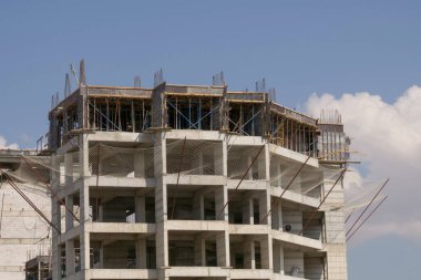 Çok katlı bina inşaatı ve güvenlik ağlarına yakın çekim,