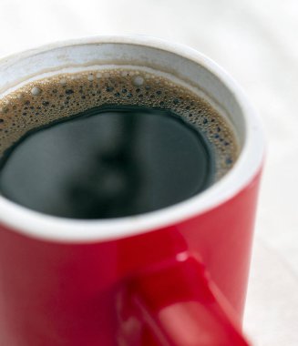 Türk kahvesi dolu bir fincanın çok yakın çekimi.,