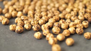 Bir tabak dolusu kavrulmuş nohut yakın plan.