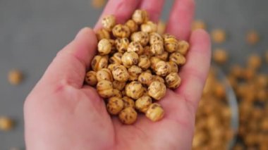 Bir tabak dolusu kızarmış Türk nohutunu yakın plan çek.,