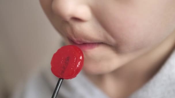 Een Kind Hongerig Likken Snoep — Stockvideo