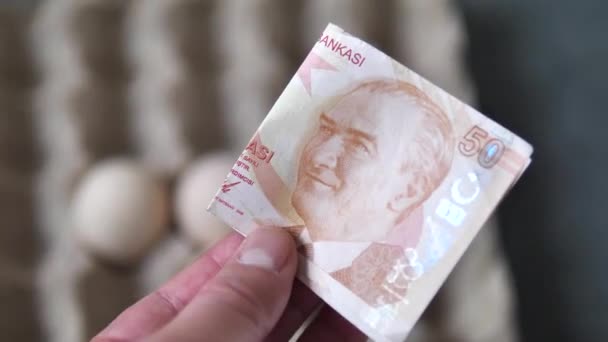 トルコのインフレと卵の価格の増加 50トルコの紙幣の卵 — ストック動画
