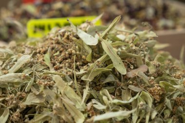 Taze kurumuş ıhlamur yapraklarının ve çiçeklerin bitkibilimci dükkanında satılığa çıkışını kapatın.,