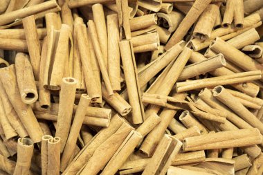 Bitki pazarında taze kurutulmuş tarçın çubukları satılıyor.,