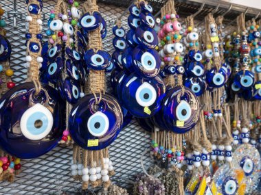 Türk kültüründe kem göz boncuğu, hediye dükkanına yakın büyük kem göz boncuğu.,