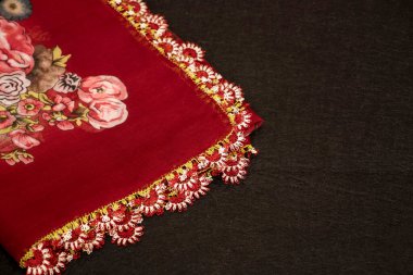 El örgüsü eşarp ve başörtüsü örnekleri, el yapımı nakış ve yakın plan kırmızı başörtüsü..