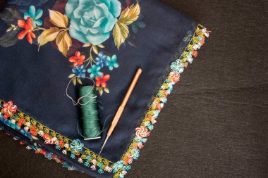 El örgüsü eşarp ve başörtüsü örnekleri, el yapımı baş örtüsü yakın plan..