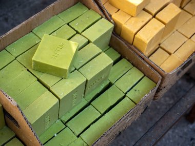 El yapımı doğal sabun, dizilmiş bir sürü defne sabunu.,