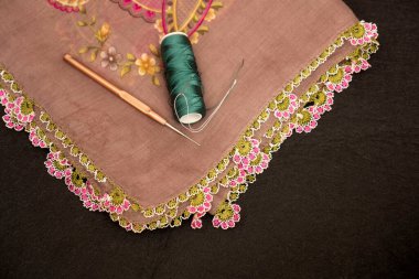 El örgüsü eşarp ve başörtüsü örnekleri, el yapımı nakış ve kırmızı başörtüsü, örgü ve örgü ipliği..