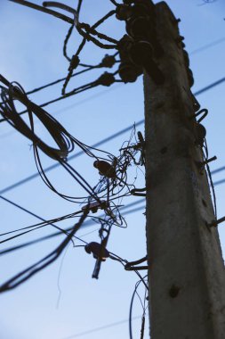 İnternet sinyal kablosu elektrik direğinde alev aldı