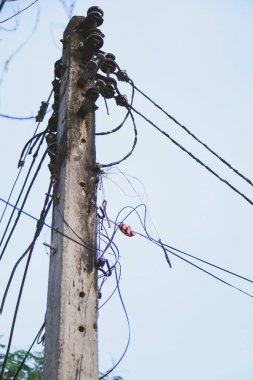 İnternet sinyal kablosu elektrik direğinde alev aldı