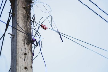 İnternet sinyal kablosu elektrik direğinde alev aldı