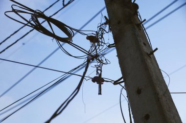 İnternet sinyal kablosu elektrik direğinde alev aldı