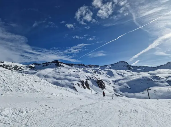 Mavi gökyüzünde karlı dağ resimleri