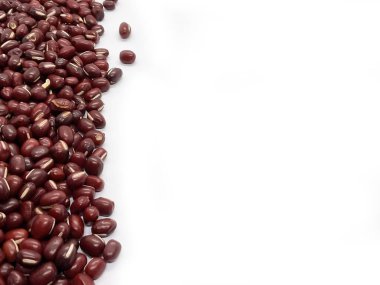 Beyaz arkaplanda kırmızı fasulye