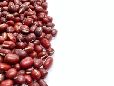 Beyaz arkaplanda kırmızı fasulye