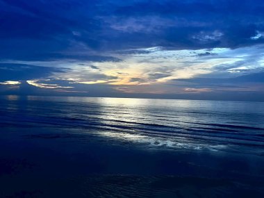 Güzel kumsal, yumuşak okyanus dalgaları, kumsalda dalgalar..