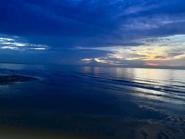 Güzel kumsal, yumuşak okyanus dalgaları, kumsalda dalgalar..