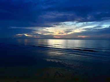 Güzel kumsal, yumuşak okyanus dalgaları, kumsalda dalgalar..