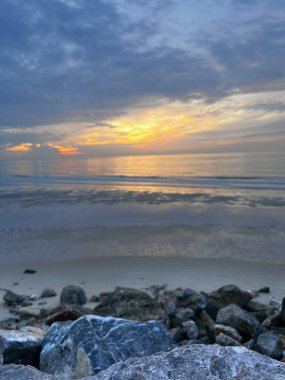 Güzel kumsal, yumuşak okyanus dalgaları, kumsalda dalgalar..