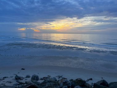 Güzel kumsal, yumuşak okyanus dalgaları, kumsalda dalgalar..