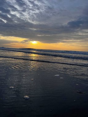 Güzel kumsal, yumuşak okyanus dalgaları, kumsalda dalgalar..