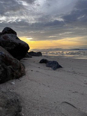 Güzel kumsal, yumuşak okyanus dalgaları, kumsalda dalgalar..