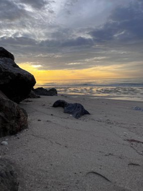 Güzel kumsal, yumuşak okyanus dalgaları, kumsalda dalgalar..