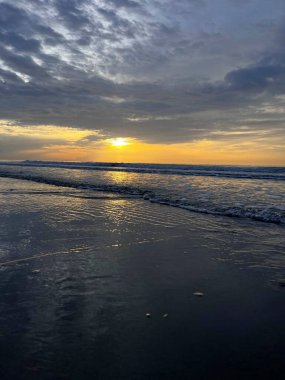 Güzel kumsal, yumuşak okyanus dalgaları, kumsalda dalgalar..