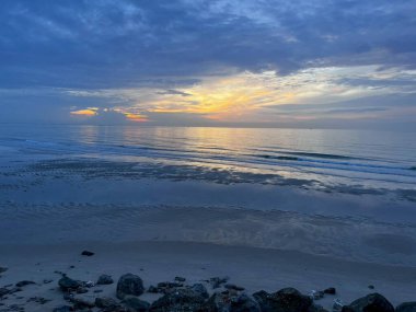 Denizin üzerinde gün batımı