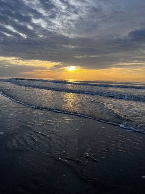 Denizin üzerinde gün batımı