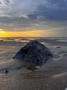 Denizin üzerinde gün batımı