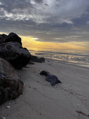 Denizin üzerinde gün batımı