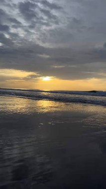 Denizin üzerinde gün batımı