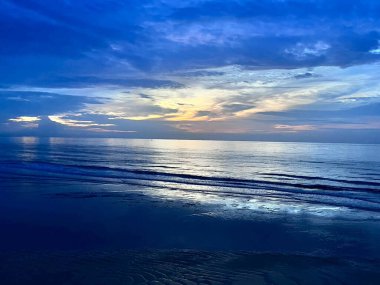 Denizin üzerinde gün batımı