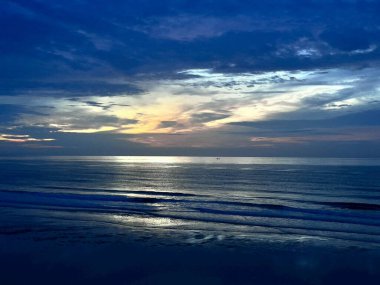 Denizin üzerinde gün batımı