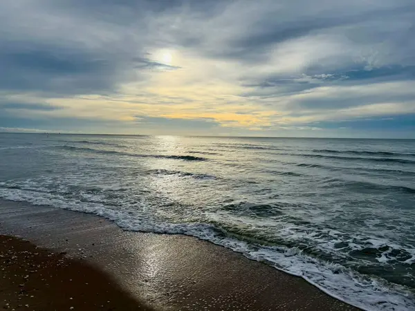 Deniz ve gökyüzü sabahları 