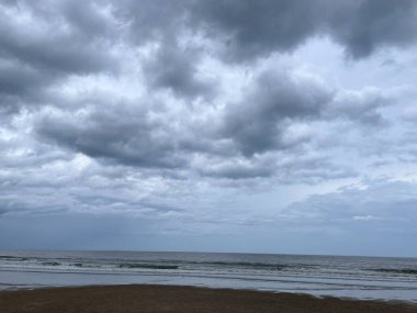 Denizin üzerinde fırtına bulutları