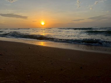 Sabah deniz ve sahil günbatımında