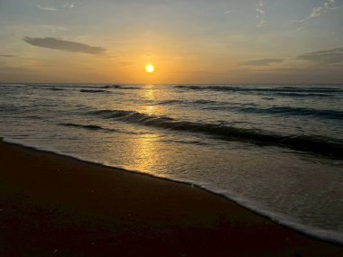 Sabah deniz ve sahil günbatımında