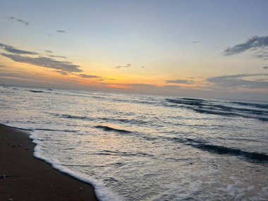 Sabah deniz ve sahil günbatımında