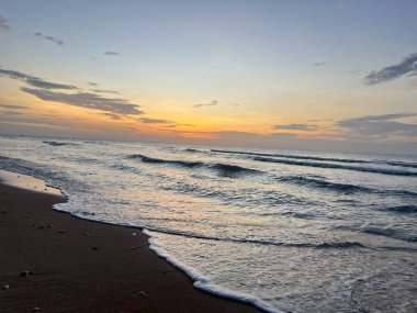 Sabah deniz ve sahil günbatımında