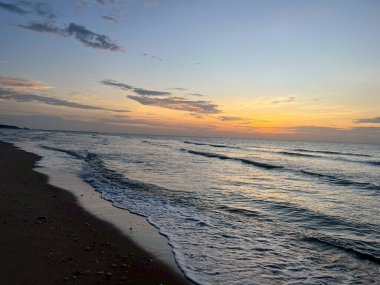 Sabah deniz ve sahil günbatımında